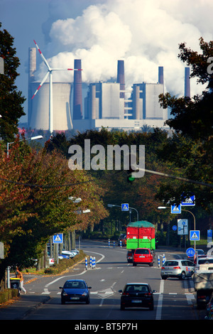 Brown coal power station et éolienne, Neurath, Allemagne. Banque D'Images