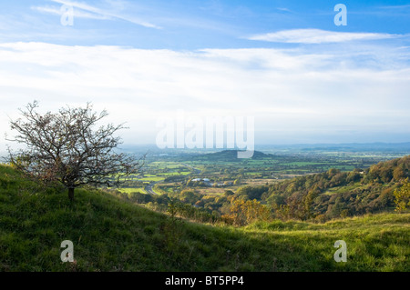 Vue de Bentham, Golden Valley et Churchdown Hill ; vu de Barrow Service, Nr Birdlip, Cotswold Way, Gloucestershire, Royaume-Uni. Banque D'Images