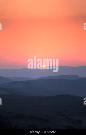 Coucher du soleil sur les collines dans les monts Cambriens, près de Llanidloes, Powys, Pays de Galles. Banque D'Images