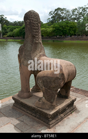 Lion gardien par l'entrée de la chaussée et les douves d'Angkor Wat Temple et ville complexe, Cambodge Banque D'Images