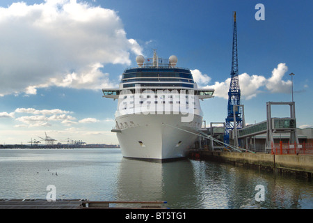 Le navire de croisière Celebrity Eclipse amarré à quai dans le port de Southampton Banque D'Images