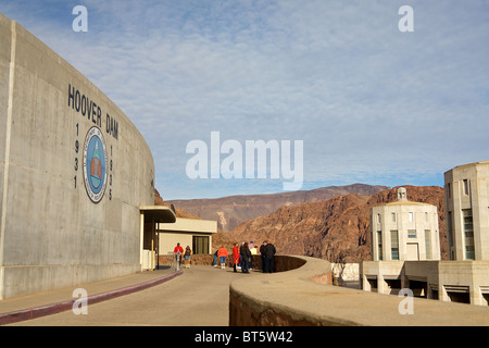 Les touristes voir une salle d'exposition à gauche et le Hoover Dam tours d'admission vers la droite, le paysage en arrière-plan Banque D'Images