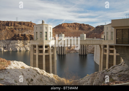 Une vue de l'admission au service des tours du Barrage de Hoover, entouré par le paysage rocheux Banque D'Images