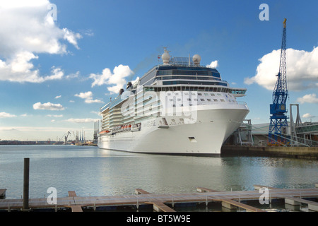 Le navire de croisière Celebrity Eclipse amarré à quai dans le port de Southampton Banque D'Images