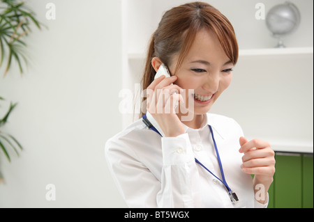 Businesswoman talking on Smart phone Banque D'Images
