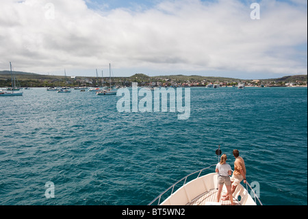 Les passagers sur le pont du navire Puerto Baquerizo Moreno, capitale des îles Galapagos, Isla San Cristóbal (île de San Cristobal), l'Équateur. Banque D'Images