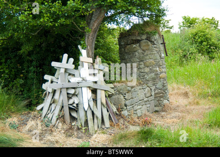 Croix en bois du sud de l'Irlande, l'Europe de l'ouest en bordure de Emerald Isle République d'Irlande Irlande République d'Irlande et parlementaires d Banque D'Images