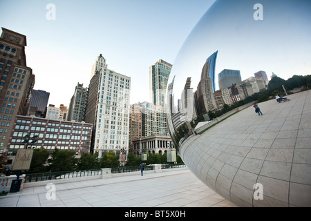 Cloud Gate sait que le bean dans le Millennium Park de Chicago à Chicago, IL, USA. Le travail est par l'artiste Anish Kapoor. Banque D'Images