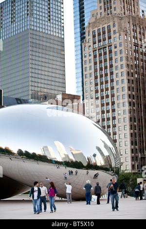 Cloud Gate sait que le bean dans le Millennium Park de Chicago à Chicago, IL, USA. Le travail est par l'artiste Anish Kapoor. Banque D'Images