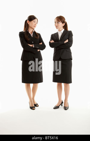 Deux femmes d'affaires à regarder les uns les autres Banque D'Images