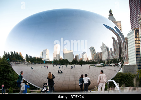 Cloud Gate sait que le bean dans le Millennium Park de Chicago à Chicago, IL, USA. Le travail est par l'artiste Anish Kapoor. Banque D'Images