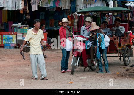 Scène de rue du marché avec un pousse-pousse à Siem Reap, Cambodge Banque D'Images