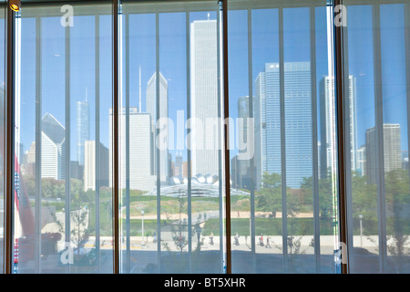 Skyline de Chicago à partir de l'intérieur de l'Art Institute de Chicago, Illinois, USA. Banque D'Images