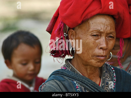 Mère et enfant de la tribu des Dao rouge près de Sapa, Vietnam Banque D'Images