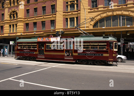 W tram Vintage classe à Melbourne City Circle publique Banque D'Images