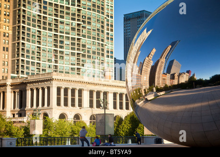 Cloud Gate sait que le bean dans le Millennium Park de Chicago à Chicago, IL, USA. Le travail est par l'artiste Anish Kapoor. Banque D'Images