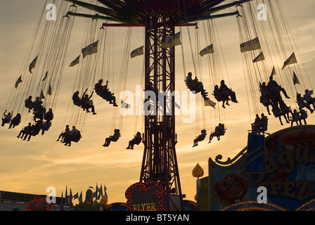 Silhouette d'un vieux Carrousel de la mode au coucher du soleil Banque D'Images