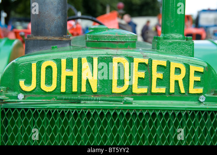 Tracteur John Deere vert antique plaque nom du logo de marque de collection anciennes machines agricoles produites en masse UK GB Royaume-Uni g Banque D'Images