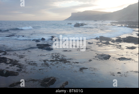 Tôt le matin, tendance sur la rive rocheuse de la baie, la mine de Ballycastle, Irlande du Nord. Banque D'Images