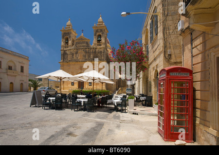 Café de la rue en face de la cathédrale de San Lawrenz, l'île de Gozo, Malte Banque D'Images