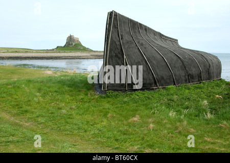 Bateau à rames ouvertes Northumberland Lindisfarne île de marée de la côte du Nord-Est de l'Angleterre, l'Île Sainte paroisse civile. Parker Chronicle P Banque D'Images