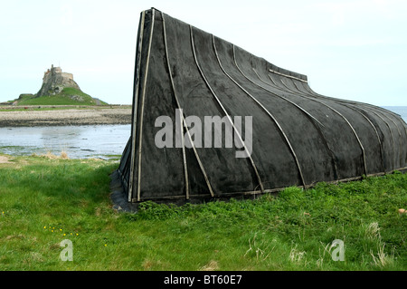 Bateau à rames ouvertes Northumberland Lindisfarne île de marée de la côte du Nord-Est de l'Angleterre, l'Île Sainte paroisse civile. Parker Chronicle P Banque D'Images