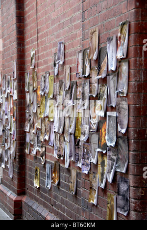 De nombreux artistes utilisent les ruelles à l'étroit dans le centre-ville de Melbourne pour afficher leur art Banque D'Images
