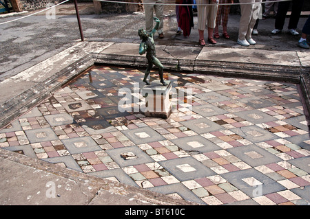 La réplique de la célèbre statue de bronze qui donne son nom à la maison de la danse de Faun, Pompéi, Italie Banque D'Images