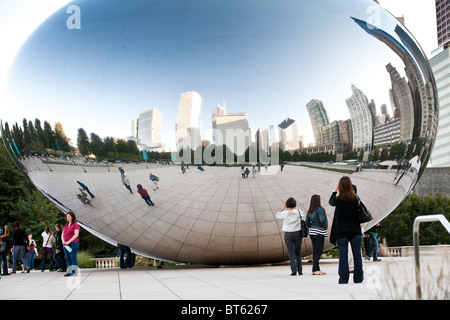 Cloud Gate sait que le bean dans le Millennium Park de Chicago à Chicago, IL, USA. Le travail est par l'artiste Anish Kapoor. Banque D'Images