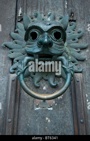 Heurtoir laiton tête griffin Église Cathédrale Christ, Sainte Vierge Marie St Cuthbert bâtiment religieux ville Durham, Fra Banque D'Images