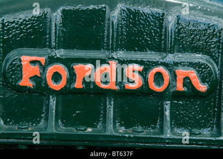 Logo du tracteur Fordson vert antique plaque de collection ancien nom de marque Ford produites en masse les machines agricoles Banque D'Images