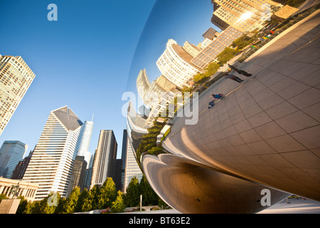 Cloud Gate sait que le bean dans le Millennium Park de Chicago à Chicago, IL, USA. Le travail est par l'artiste Anish Kapoor. Banque D'Images