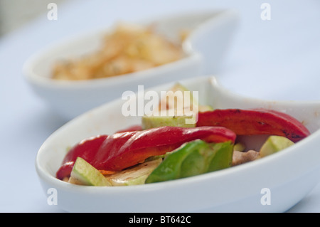 Garnir les pommes de terre et des légumes sautées Banque D'Images