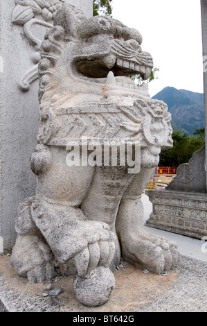 Tian Tan. Hong Kong, Chine Asie monastère Po Lin monastère bouddhiste du plateau de Ngong Ping Lantau Island La grande hutte 3 statue en bronze Banque D'Images