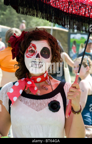 Glastonbury Festival 2010 Festival des Arts Contemporains de polka dot scull parapluie femme masque femme fille robe blanche s Banque D'Images