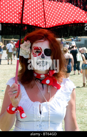 Glastonbury Festival 2010 Festival des Arts Contemporains de polka dot scull parapluie femme masque femme fille robe blanche s Banque D'Images