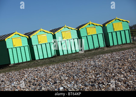 Cabines colorées sur front de Littlehampton. Banque D'Images