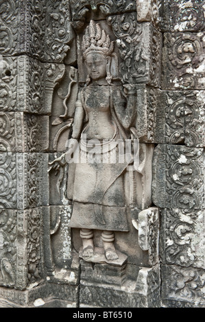 Bas-relief d'une Devata dans le temple Bayon, Cambodge Banque D'Images