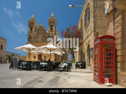 Café de la rue en face de la cathédrale de San Lawrenz, l'île de Gozo, Malte Banque D'Images