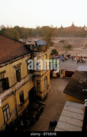 Vue aérienne de l'architecture coloniale de Phnom Penh w/ le soleil sur le toit du Palais Royal - Phnom Penh, Cambodge. Banque D'Images