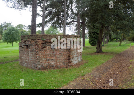 Une brique construit comprimé fort, une embrasure de la seconde guerre mondiale sur le bord d'un parc public. Banque D'Images