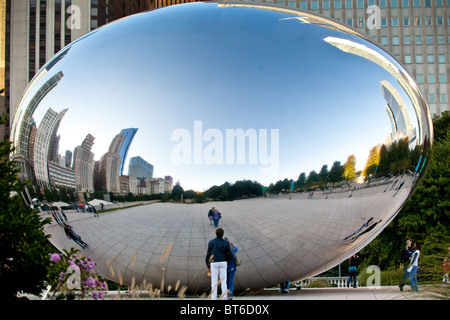 Cloud Gate sait également que le bean dans le Millennium Park de Chicago à Chicago, IL, USA. Le travail est la création artiste Anish Kapoor. Banque D'Images