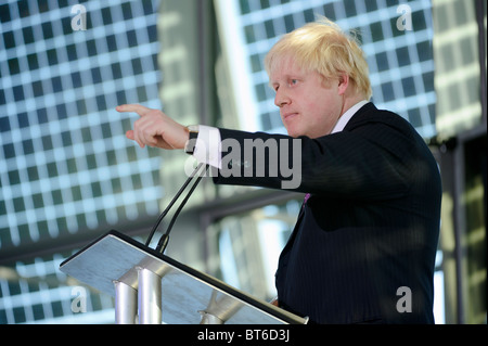 Le maire de Londres Boris Johnson, répond à l'examen des dépenses globales du gouvernement, de l'Hôtel de Ville, Londres, 20 octobre 2010. Banque D'Images