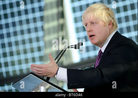 Le maire de Londres Boris Johnson, répond à l'examen des dépenses globales du gouvernement, de l'Hôtel de Ville, Londres, 20 octobre 2010. Banque D'Images