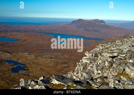 La vue depuis le sommet de Canisp regardant Quinag et l'Inverpolly réserve naturelle. Banque D'Images