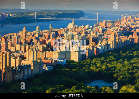 Vue de Manhattan au coucher du soleil du haut de la roche à Central Park et à l'Upper West Side. Banque D'Images