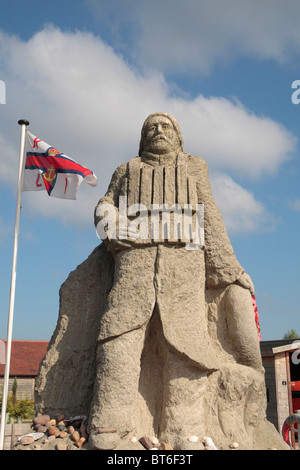 Statue et drapeau dans la la Royal National Lifeboat Institution memorial garden, National Memorial Arboretum, Alrewas, UK. Banque D'Images