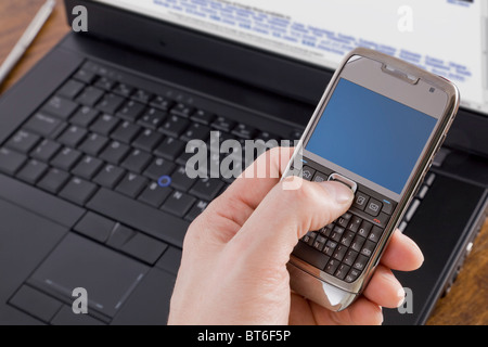 Téléphone mobile et ordinateur portable Banque D'Images