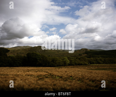 Le réel à l'échelle de nuages au-dessus du soufflet de fells Eskdale Cumbria England Banque D'Images