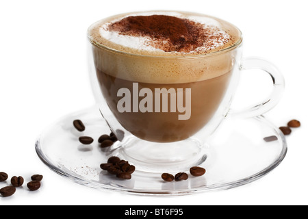 Cappuccino avec la poudre de cacao et les grains de café dans une tasse en verre sur fond blanc Banque D'Images